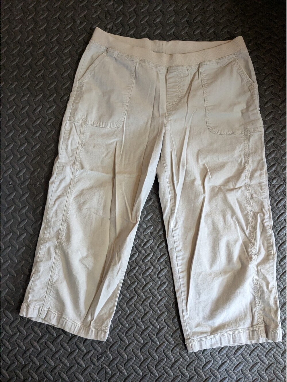 Basic Editions Women’s Beige Capri Pants Size 10